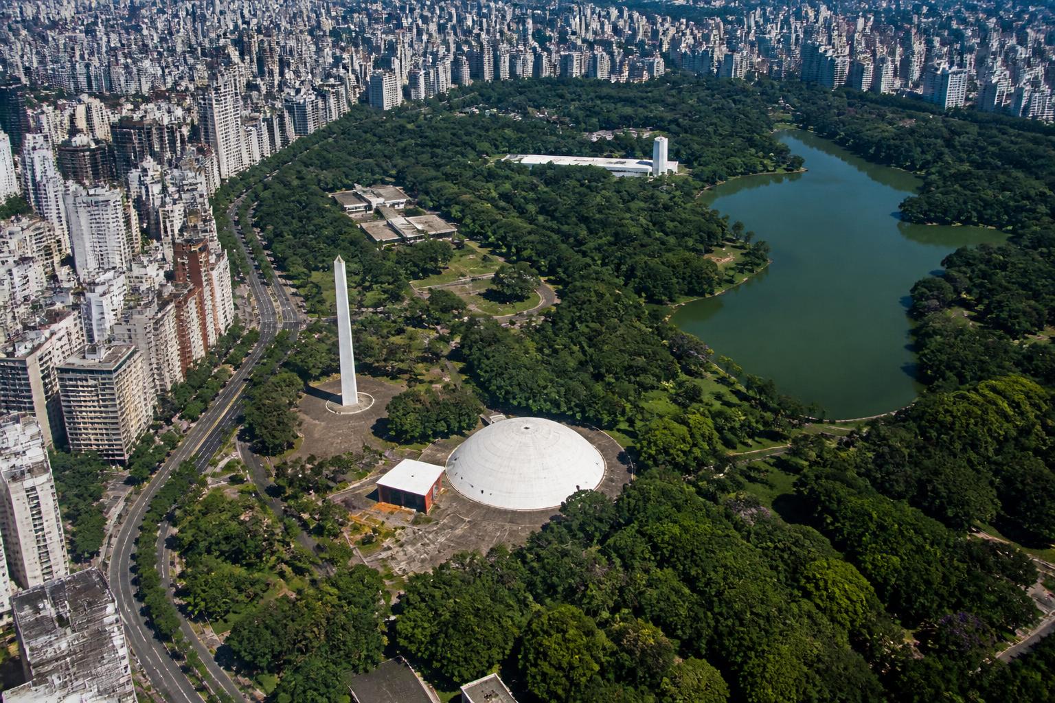 Vista aérea do Parque Ibirapuera com a Oca e o obelisco
